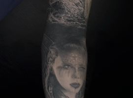 тату обличчя дівчини та маяк