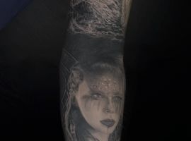 тату обличчя дівчини та маяк