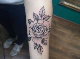 тату троянда на руці
