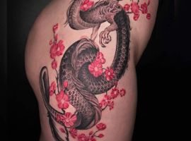 тату дракон на стегно