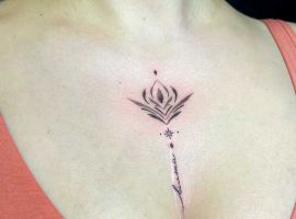тату лотос на грудях