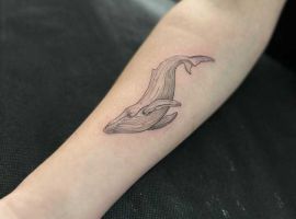 тату кит на руці