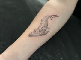 тату кит на руці