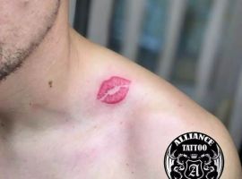 тату поцілунок на плечі