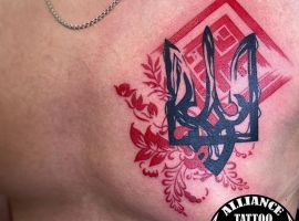 тату герб на грудях