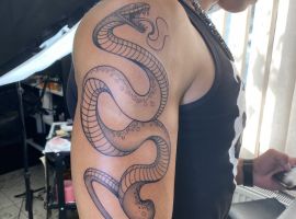 тату змія на плечі