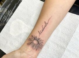 тату квітка напис на руці