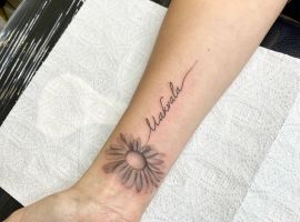 тату квітка напис на руці