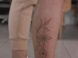 витончене тату на нозі