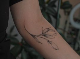 тату магнолія на руці