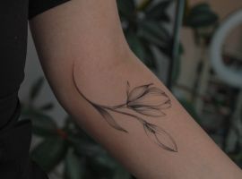 тату магнолія на руці