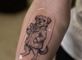 Тату-майстер Руслан створює унікальне тату з милою собакою-щеням у стилі реалістичного мистецтва. собака мікро тату