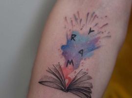 Тату-майстер Руслан створив унікальний дизайн книги з ефектом розльоту фарб. Ідеально для любителів мистецтва тату. книжка мікро тату