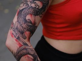 Модель з яскравим тату-рукавом із зображенням дракона від майстра Руслана у Тату Салон Альянс. дракон по колу руки