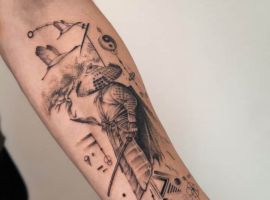 Модель тату з орнаментами та пір'ям, створена майстром Руслан у Тату Cалон Альянс. Ідеально підходить для тих, хто цінує унікальний стиль. самурай тату
