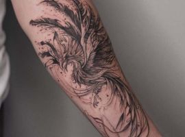 Детальний чорний тату-арт птаха на руці, створений майстром Русланом у салоні Тату Cалон Альянс. фенікс на плечі