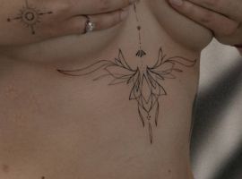 тату лотос під грудьми