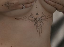 тату лотос під грудьми