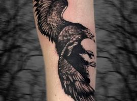 тату птах на руці