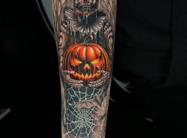 Модне татуювання з гарбузом і страшним черепом, створене майстром Андрієм у Тату-майстер Альянс. Татуювання з гарбузом і моторошним черепом на руці.