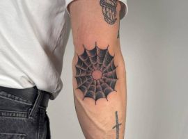 на лікті павутина татуювання