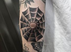 тату на лікті павутина