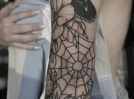 павутина на лікті тату
