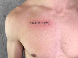 Малюнок "Amor Fati" на плечі, символ прийняття долі та філософії життя. Татуювання "Amor Fati" на плечі, стильне та мінімалістичне.