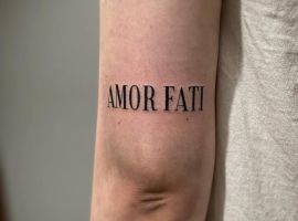 Эта татуировка "Amor Fati" означает любовь к судьбе, символ принятия жизненных испытаний и философии стоицизма. Тату "Amor Fati" на плече, символ принятия судьбы и жизненных испытаний.
