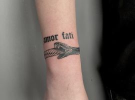Красива тату "Amor Fati" з змією, зроблена в Тату Салон Альянс, ідеально підкреслює індивідуальність. Тату "Amor Fati" з змією на руці, стильне та значуще для цінителів мистецтва тату.