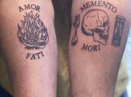 Два естетичні татуювання з гаслами "Амор Фаті" та "Мементо Мори" на передпліччях, що підкреслюють важливість життя та смерті. Татуювання з гаслами "Амор Фаті" та "Мементо Мори" на передпліччях, символізують любов, смерть і жит.