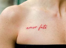 Тату "amor fati" на плече, символ принятия судьбы и любви к жизни. Идеальное место для выразительного тату в салоне Альянс. значення тату amor fati