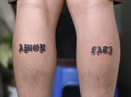 Малюнок тату "Amor Fati" на ногах, символізує прийняття долі та життєвий філософський підхід. Тату на ногах з написами "Amor Fati" у стилі чорнильних шрифтів.