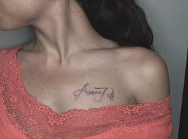 Модель з татуюванням "Amor Fati" на плечі, що символізує прийняття своєї долі та філософію життя. Тату "Amor Fati" на плечі жінки, символ прийняття долі.