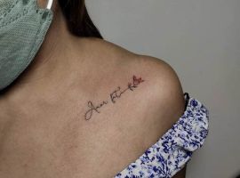 Малюнок "Amor Fati" з квітами на плечі, символ прийняття долі та життєвого шляху, створений у тату-салоні Альянс. Тату "Amor Fati" на плечі з квітами, стильне та естетичне.