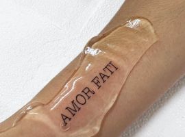 Тату "Amor Fati" у салоні Альянс, символ прийняття долі та життєвого шляху. Ідеально для цінителів глибокого значення тату. Amor fati тату