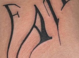 Малюнок "Amor Fati" — символ прийняття долі та життєвого шляху, виконаний у чорному стилі, ідеально підходить для цінителів філософії та мистецтва тат. Татуювання "Amor Fati" на руці, чорний шрифт, стильне та виразне.