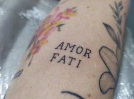 Тату "Amor Fati" на руці, символ прийняття судьби, створене в салоні Альянс, ідеально для цінителів мистецтва тату. Тату "Amor Fati" на руці, символ прийняття судьби, в салоні Альянс.