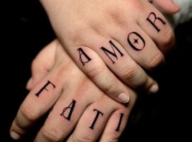 Тату "Amor Fati" на пальцях рук, що символізує прийняття долі та життєвого шляху, створене у студії Тату Салон Альянс. Тату "Amor Fati" на пальцях рук, символ прийняття долі та життєвого шляху.
