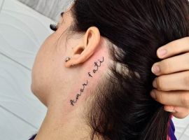 Елегантне тату "Amor Fati" на шиї, символ прийняття долі та життєвого фатуму, створене майстрами салону "Альянс". Тату "Amor Fati" на шиї, стильне та мінімалістичне, ідеально для цінителів мистецтва тату.