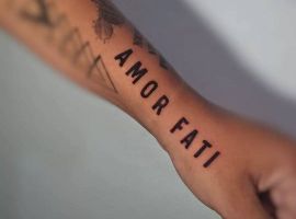 Малюнок "Amor Fati" на руці, символ прийняття долі та життєвого фатуму, створений у професійному тату-салон "Альянс". Тату "Amor Fati" на руці, стильний дизайн для шанувальників тату-мистецтва.