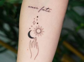 Стильне тату "Amor Fati" з місяцем, сонцем і рукою, символізує прийняття долі та життєвий шлях. Тату "Amor Fati" з місяцем, сонцем і рукою на передпліччі.