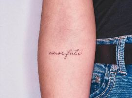 Мінімалістичне тату "amor fati" на руці, що символізує прийняття долі та життєвого шляху. Ідеально для цінителів мистецтва тату. Тату "amor fati" на руці, символ прийняття долі та життєвого шляху.