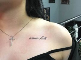 Знімок тату "Amor Fati" на плечі, виконане в салоні Тату Cалон Альянс, підкреслює філософію прийняття долі. Тату "Amor Fati" на плечі, стильне та мінімалістичне, в салоні Тату Cалон Альянс.