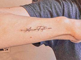 Тату "Amor Fati" на руці, що символізує прийняття долі та життєвого шляху, створене в салоні Альянс. Тату "Amor Fati" на передпліччі, символ прийняття долі та життєвого шляху.