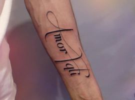 Стильне тату "Amor Fati" на руці, символ прийняття долі та філософії життя. Тату "Amor Fati" на передпліччі з каліграфічним дизайном.