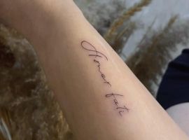 Малюнок "Amor Fati" на руці, тату у витонченому стилі, символ філософії прийняття долі та життєвого шляху. Тату "Amor Fati" на руці, естетичний шрифт, символ прийняття долі.