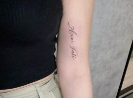 Стильне тату "Amor Fati" на руці, зроблене в Тату Салон Альянс, символ прийняття долі та життєвої філософії. Альянс Тату Салон - "Amor Fati" на руці, стильне тату для цінителів філософії.