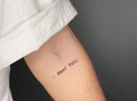 Татуювання "Amor Fati" на руці, що символізує прийняття долі та життєвого шляху, створене в Тату Cалон Альянс. Татуювання "Amor Fati" на руці, символ прийняття долі та життєвого шляху.