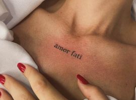 Модне тату "Amor Fati" на ключиці, символ прийняття долі та філософії життя. Ідеально для цінителів мистецтва тату. Альянс Тату Салон "Альянс".